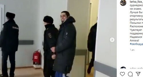 Сайд-Мухаммад Джумаев в здании суда. Скриншот публикации на странице larisa_liza_ в Instagram https://www.instagram.com/p/CLwrSs7lafI/