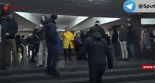 Сторонники оппозиции в правительственном здании  в Ереване 01.03.2021.  Кадр видео Zara M_ https://www.youtube.com/watch?v=1IQAW3aQ12g&feature=emb_title