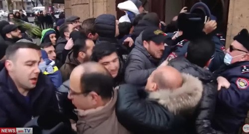 Полицейские пытаются не пропустить толпу в здание. Ереван,  1 марта 2021 г. Скрнишот видео https://www.youtube.com/watch?v=A4d5OQ75DWo&feature=youtu.be