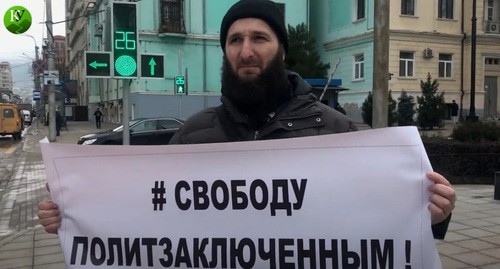 Идрис Юсупов в одиночном пикете. Махачкала, 1 марта 2021 г. Скриншот видео "Кавказского узла"