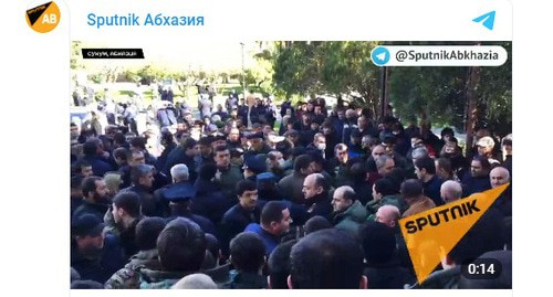 Представители оппозиции Абхазии вышли на акцию протеста у здания парламента. 2 марта 2021 г. Фото: скриншот видео @SputnikAbkhazia t.me/SputnikAbkhazia
/4436
