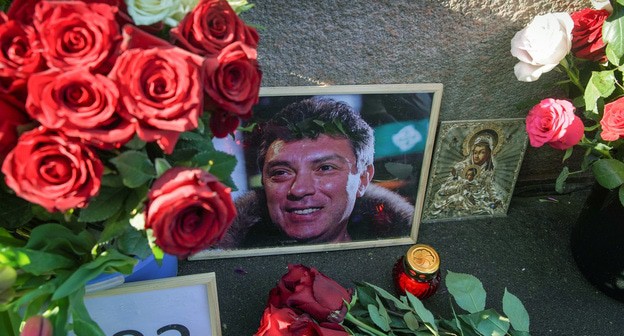 Портрет Бориса Немцова и цветы. Фото: REUTERS/Tatyana Makeyeva