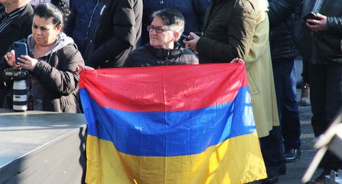 Участник митинга с флагом Армении. Ереван, 3 марта 2021 г. Фото Тиграна Петросяна для "Кавказского узла"