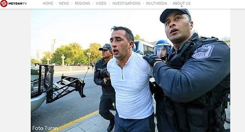 Сотрудники полиции задерживают Ниямеддина Ахмедова. Фото: скриншот Meydan.TV