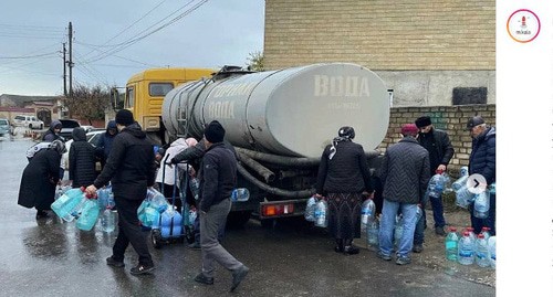 Жители Каспийска набирают воду из автоцистерн. Скриншот https://www.instagram.com/p/CL-BBApj7t_/