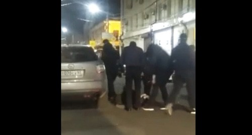 Стоп-кадр видео с избиением танцоров лезгинки в Краснодаре https://vk.com/atheism?z=video-63683472_456247125%2Fvideos-63683472%2Fpl_-63683472_-2