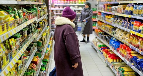 Покупатели в магазине. Фото: Елена Синеок, "Юга.ру"