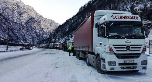 Около 600 грузовых автомобилей ожидают открытия проезда по Военно-Грузинской дороге. Фото Эммы Марзоевой для "Кавказского узла"