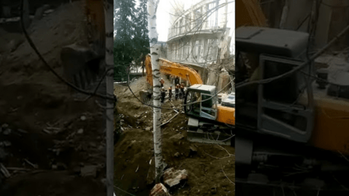 Экскаватор работает на месте обрушения здания кисловодского санатория. 6 марта 2021 года. Стоп-кадр видео https://youtu.be/iN2j1ecFuvM