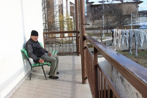 Беженец, размещенный в здании интерната для престарелых в Степанакерте. 2 марта 2021 года. Фото Алвард Григорян для "Кавказского узла".