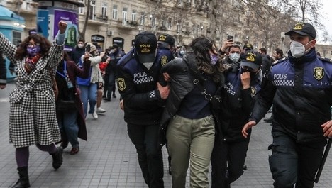 Полицейские уводят участников акции с места ее проведения. Баку, 8 марта 2021 года. Фото Азиза Каримова для "Кавказского узла".