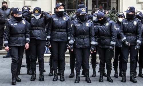 Среди полицейских, не давших феминисткам провести акцию, было много женщин. Баку, 8 марта 2021 года. Фото Азиза Каримова для "Кавказского узла".