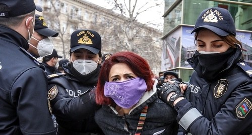 Полиция задерживает участницу марша феминисток. Баку, 8 марта 2021 года. Фото Азиза Каримова для "Кавказкого узла".