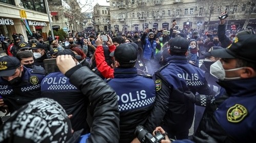 Полицейские пресекают шествие феминисток. Баку, 8 марта 2021 года. Фото Азиза Каримова для "Кавказкого узла".