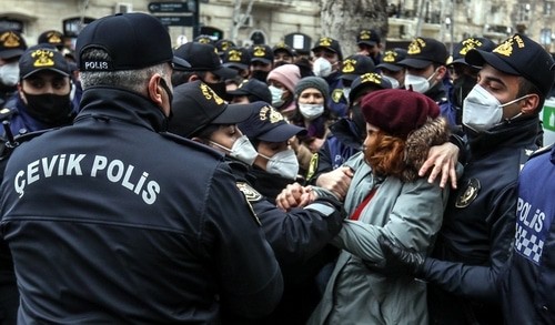 В разгоне акции феминисток участвовало множество полицейских. Баку, 8 марта 2021 года. Фото Азиза Каримова для "Кавказкого узла".