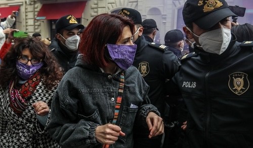 Две участницы акции феминисток и полицейский. Баку, 8 марта 2021 года. Фото Азиза Каримова для "Кавказкого узла".