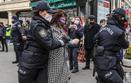 Женщины-полицейские уводят активисток с места проведения шествия. Баку, 8 марта 2021 года. Фото Азиза Каримова для "Кавказкого узла".