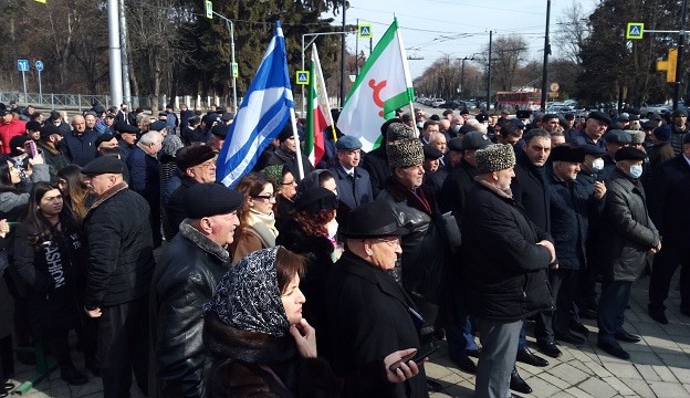 Участники траурного митинга. Фото Людмилы Маратовой для "Кавказского узла"
