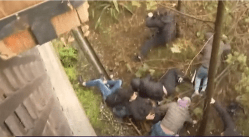 Люди, упавшие с балкона во время конфликта в резиденции митрополита Чкондидского. Стоп-кадр видео https://youtu.be/-RpFG7sQQhU