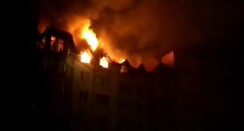 Пожар в восьмиэтажном жилом доме на улице Лазурной в Анапе. 12 марта 2021 года. Скриншот видео: © пресс-служба ГУ МЧС России по Краснодарскому краю