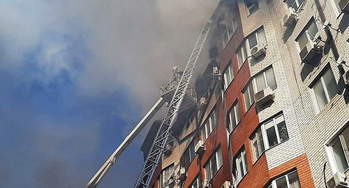 Пожар в восьмиэтажном жилом доме на улице Лазурной в Анапе. 12 марта 2021 года. Фото: пресс-служба МЧС России