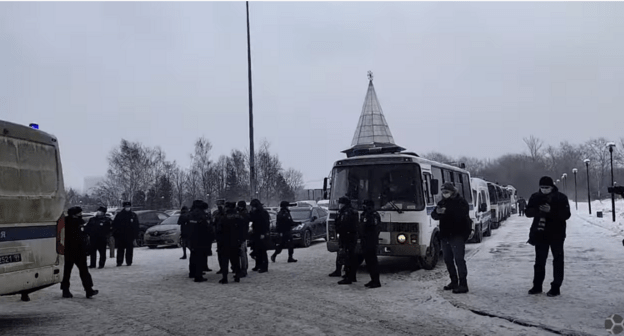 Автозаки и полиция у здания в Москве, где 13 марта 2021 года был запланирован форум "Объединенных демократов". Стоп-кадр прямой трансляции: https://youtu.be/RbSsO2NsglY