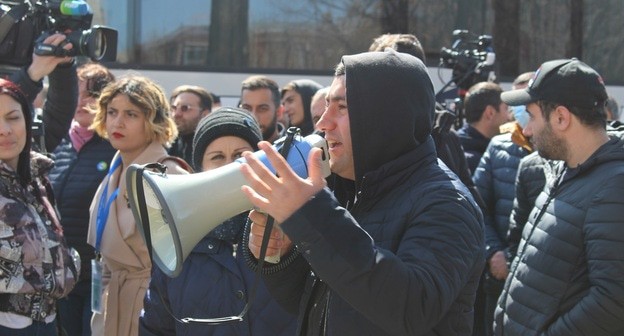 Участник акции протеста у здания МИД Армении. Ереван, 13 марта 2021 года. Фото Тиграна Петросяна для "Кавказского узла"