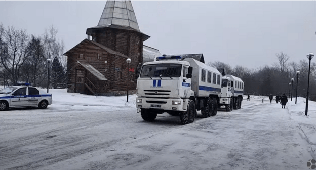 Автозаки и полиция у здания в Москве, где 13 марта 2021 года был запланирован форум "Объединенных демократов". Стоп-кадр прямой трансляции: https://youtu.be/RbSsO2NsglY