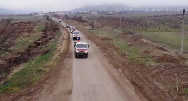 Колонна со стройматериалами в Кельбаджарском районе Нагорного Карабаха. Фото пресс-службы МО России http://mil.ru/russian_peacekeeping_forces/news/more.htm?id=12348923@egNews