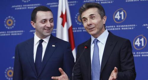 Ираклий Гарибашвили и Бидзина Иванишвили на конференции в 2013 году. Фото: REUTERS/David Mdzinarishvili
