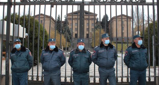 Полиция у ворот парламента на проспекте Баграмяна. Фото Тиграна Петросяна для "Кавказского узла"