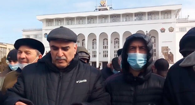 Акция протеста жителей  Альбурикента   на площади в Махачкале. Кадр видео "Кавказскго узла" 
 https://www.youtube.com/watch?v=UL73IYDwycI