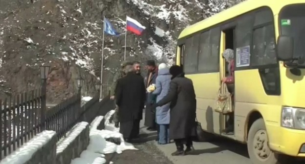 Паломники у стен христианского монастыря Дадиванк Фото пресс-службы МО России http://mil.ru/russian_peacekeeping_forces/news/more.htm?id=12349096@egNews