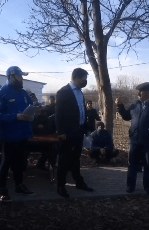 Представитель партии ЛДПР (в центре) на сходе в селе Таллык 12 февраля 2021 года. Стоп-кадр видео, предоставленного "Кавказскому узлу" сельчанами Таллыка