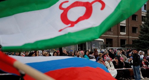Флаги Ингушетии и России во время акции протеста в Магасе. Октябрь 2018 г. Фото: REUTERS/Maxim Shemetov