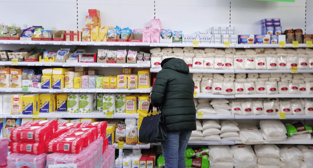 Покупательница в магазине. Фото Татьяны Филимоновой для "Кавказского узла".