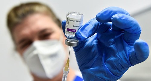Медицинский работник держит вакцину AstraZeneca. Фото: REUTERS/Massimo Pinca
