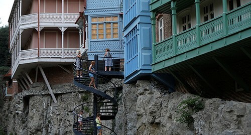 Туристы в исторической части Тбилиси. Фото: REUTERS/David Mdzinarishvili
