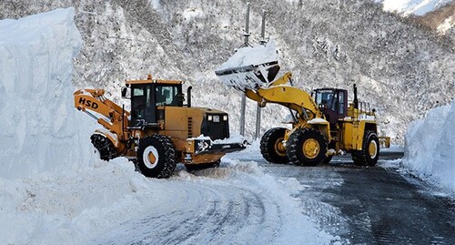 Дорожники расчищают трассу от снега © Фото пресс-службы ФКУ Упрдор «Кавказ»