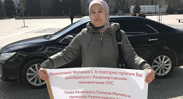 Пикетчица Фарида Гамзаева. Махачкала, 24 марта 2021 г. Фото Патимат Махмудовой для "Кавказского узла" 