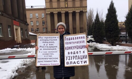 Тамара Гродникова с плакатами. Фото Татьяны Филимоновой от 25.03.2021.