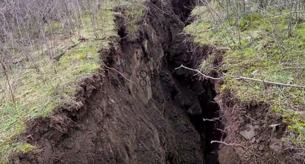 Последствия оползня в Тбилиси. Стоп-кадр видеосюжета на сайте телеканала "Рустави-2". https://www.rustavi2.ge/ka/news/194211