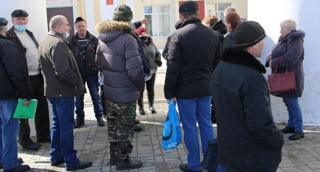 Бывшие сотрудники "Кингкоула" у здания Дома культуры в Гуково в день встречи с конкурсным управляющим. 27 марта 2021 года. Фото Вячеслава Прудникова для "Кавказского узла"