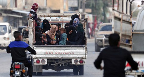 Женщины и дети едут в грузовике. Сирия, октябрь 2019 года. Фото: REUTERS/Khalil Ashawi