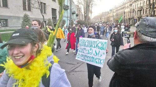 Участница митинга с плакатом на грузинском языке "Как жить нам завтра - решаем мы". Фото Беслана Кмузова для "Кавказского узла"
