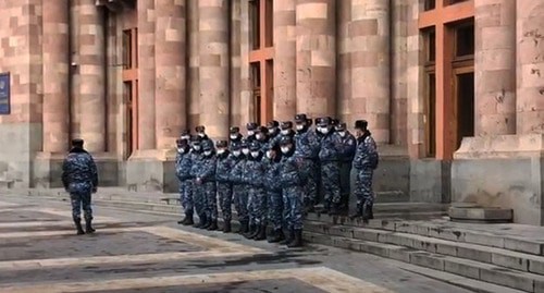 Полиция возле здания правительства в Ереване. Март 2021 г. Скриншот видео https://www.youtube.com/watch?v=ZCBqr47t8UU