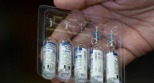 Фельдшер держит пачку использованных и неиспользованных флаконов российской вакцины против коронавируса Sputnik V (COVID-19) в частной больнице в Карачи, Пакистан, 4 апреля 2021 года. Фото: REUTERS / Akhtar Soomro