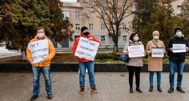 Участники акции в поддержку Навального в Таганроге 31 января. Фото: Д. Проскуренко, https://bloknot-taganrog.ru/news/zachital-uzhe-zagotovlennyy-prigovor-o-shtrafe-oto?utm_source=yxnews&utm_medium=desktop&utm_referrer=https%3A%2F%2Fyandex.ru%2Fnews%2Fsearch%3Ftext%3D