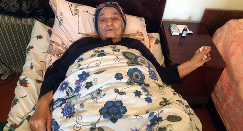 76-летняя Тамара Сулейманова, объявившая голодовку. Фото MEDIAN TV https://www.meydan.tv/ru/article/pohoronennye-zazhivo-pozhilye-zhenshiny-v-azerbajdzhane-obyavili-golodovku/?ref=homepage-headline