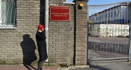 Посетительница у ворот Южного окружного военного суда. Фото Константина Волгина для "Кавказского узла"